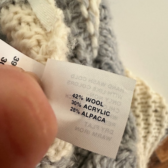 Bella Swan Y2K Gap knit sweater with cream and blue stripes - Picture 2 of 4